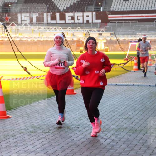 07.12.2025 - St. Pauli X-Mass-Run No. 15 Luisa Fischer http://msf.ph/oto/9377298 07.12.2025 10:00:59 Ziel 1418, 3084, 1976, 802, 855, 1333, 1354, 1360, 1404, 1418, 1976, 2140, 2141, 2348, 3084, 3336, 4129 meine-sportfotos.de