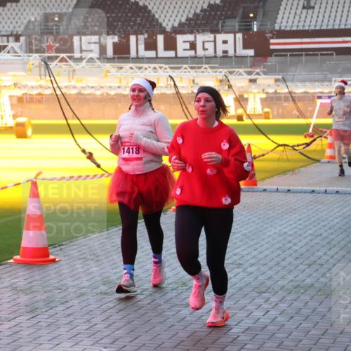 07.12.2025 - St. Pauli X-Mass-Run No. 15 Luisa Fischer http://msf.ph/oto/9377300 07.12.2025 10:01:00 Ziel 1, 1418, 3084, 1976, 855, 1333, 1354, 1418, 1976, 2140, 2141, 2348, 3084, 3336, 4129 meine-sportfotos.de