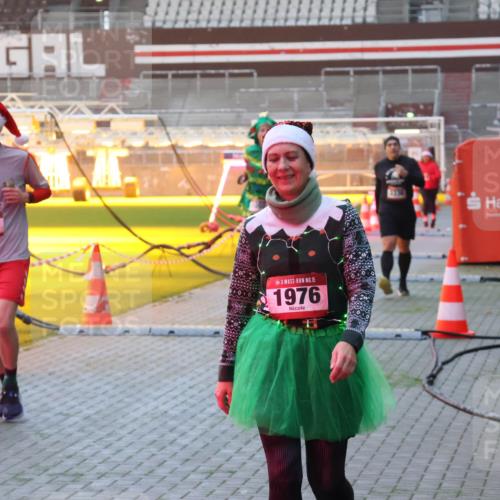 07.12.2025 - St. Pauli X-Mass-Run No. 15 Luisa Fischer http://msf.ph/oto/9377318 07.12.2025 10:01:04 Ziel 3084, 15, 1976, 855, 1050, 1418, 1976, 2348, 3084, 3336, 4129 meine-sportfotos.de