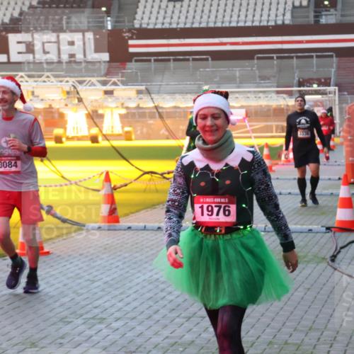 07.12.2025 - St. Pauli X-Mass-Run No. 15 Luisa Fischer http://msf.ph/oto/9377323 07.12.2025 10:01:05 Ziel 3084, 5, 1976, 3336, 855, 1050, 1418, 1976, 2348, 2378, 3084, 3336, 4129 meine-sportfotos.de