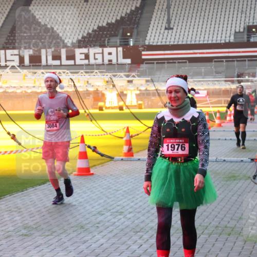 07.12.2025 - St. Pauli X-Mass-Run No. 15 Luisa Fischer http://msf.ph/oto/9377327 07.12.2025 10:01:05 Ziel 3084, 15, 1976, 1338, 855, 1050, 1418, 1976, 2348, 2378, 3084, 3336, 4129 meine-sportfotos.de