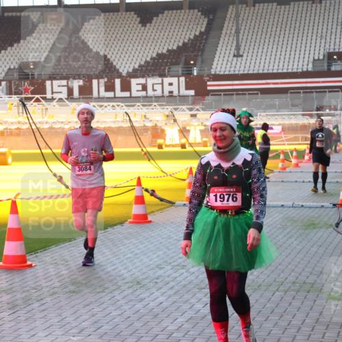 07.12.2025 - St. Pauli X-Mass-Run No. 15 Luisa Fischer http://msf.ph/oto/9377329 07.12.2025 10:01:05 Ziel 1, 3084, 15, 1976, 3336, 855, 1050, 1418, 1976, 2348, 2378, 3084, 3336, 4129 meine-sportfotos.de