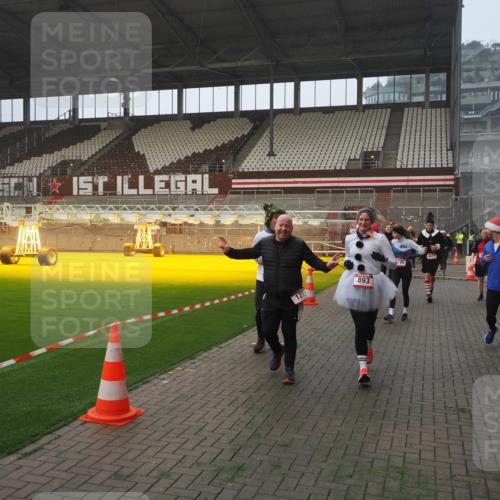 07.12.2025 - St. Pauli X-Mass-Run No. 15 Fabian Wolf http://msf.ph/oto/9377333 07.12.2025 10:06:15 Ziel 127, 148, 180, 187, 468, 893, 967, 969, 1119, 1788, 1832, 1937, 2894, 2968, 3093, 3172, 3196, 3812, 3814, 3859, 4235, 4236, 4237, 4246, 4251, 4657, 4665, 4670, 4672, 4676, 4677, 4736, 4739 meine-sportfotos.de