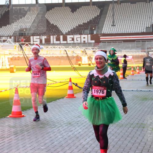 07.12.2025 - St. Pauli X-Mass-Run No. 15 Luisa Fischer http://msf.ph/oto/9377334 07.12.2025 10:01:06 Ziel 3084, 15, 1976, 855, 1050, 1418, 1976, 2348, 2378, 3084, 3336, 4129 meine-sportfotos.de