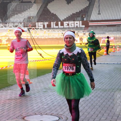 07.12.2025 - St. Pauli X-Mass-Run No. 15 Luisa Fischer http://msf.ph/oto/9377337 07.12.2025 10:01:07 Ziel 1, 3084, 15, 1976, 855, 1050, 1418, 1976, 2348, 2378, 3084, 3336 meine-sportfotos.de