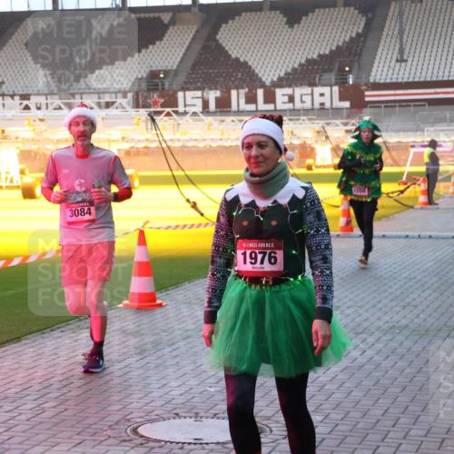 07.12.2025 - St. Pauli X-Mass-Run No. 15 Luisa Fischer http://msf.ph/oto/9377339 07.12.2025 10:01:07 Ziel 3084, 15, 1976, 1050, 855, 1050, 1418, 1976, 2348, 2378, 3084, 3336 meine-sportfotos.de