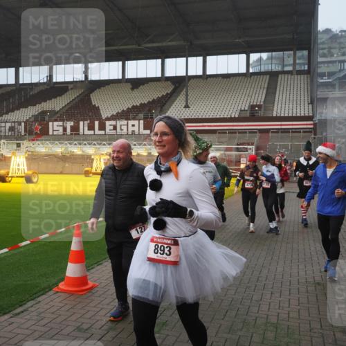 07.12.2025 - St. Pauli X-Mass-Run No. 15 Fabian Wolf http://msf.ph/oto/9377385 07.12.2025 10:06:16 Ziel 127, 148, 180, 187, 468, 893, 967, 969, 1119, 1788, 1832, 1937, 2894, 2968, 3093, 3172, 3196, 4246, 4251, 4657, 4665, 4670, 4672, 4676, 4677, 4736, 4739 meine-sportfotos.de