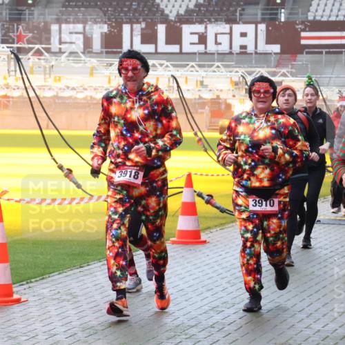 07.12.2025 - St. Pauli X-Mass-Run No. 15 Luisa Fischer http://msf.ph/oto/9377396 07.12.2025 10:26:19 Ziel 3918, 5, 3910, 2896, 50, 129, 211, 369, 374, 387, 398, 404, 422, 1069, 1227, 1538, 1561, 1581, 1586, 2041, 2104, 2106, 2149, 2191, 2215, 2680, 2896, 3742, 3779, 3805, 3910, 3918, 4044, 4162, 4164, 4202, 4300, 4301, 4372, 4373, 4492, 4501, 4775, 4782 meine-sportfotos.de