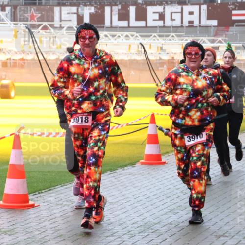 07.12.2025 - St. Pauli X-Mass-Run No. 15 Luisa Fischer http://msf.ph/oto/9377397 07.12.2025 10:26:19 Ziel 3918, 3970, 5, 2896, 50, 129, 211, 369, 374, 387, 398, 404, 422, 1069, 1227, 1538, 1561, 1581, 1586, 2041, 2104, 2106, 2149, 2191, 2215, 2680, 2896, 3742, 3779, 3805, 3910, 3918, 4044, 4162, 4164, 4202, 4300, 4301, 4372, 4373, 4492, 4501, 4775, 4782 meine-sportfotos.de