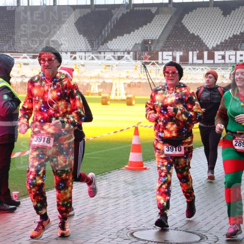 07.12.2025 - St. Pauli X-Mass-Run No. 15 Luisa Fischer http://msf.ph/oto/9377412 07.12.2025 10:26:21 Ziel 3918, 3910, 15, 2896, 586, 50, 129, 211, 369, 374, 387, 398, 404, 422, 1069, 1227, 1538, 1561, 1581, 1586, 2041, 2104, 2106, 2149, 2191, 2215, 2680, 2896, 3742, 3779, 3805, 3910, 3918, 4044, 4162, 4164, 4202, 4300, 4301, 4372, 4373, 4492, 4501, 4775, 4782 meine-sportfotos.de