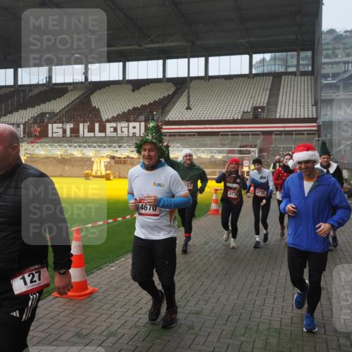 07.12.2025 - St. Pauli X-Mass-Run No. 15 Fabian Wolf http://msf.ph/oto/9377416 07.12.2025 10:06:17 Ziel 127, 148, 180, 187, 468, 893, 967, 969, 1119, 1788, 1832, 1937, 2894, 2968, 3093, 3196, 4246, 4251, 4657, 4665, 4670, 4672, 4676, 4677, 4736, 4739 meine-sportfotos.de