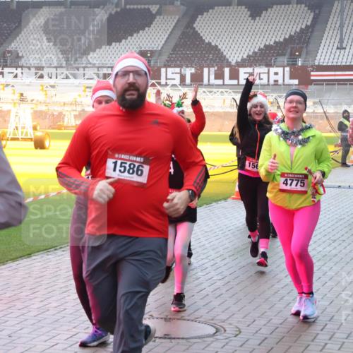 07.12.2025 - St. Pauli X-Mass-Run No. 15 Luisa Fischer http://msf.ph/oto/9377441 07.12.2025 10:26:25 Ziel 5, 1586, 156, 5, 4775, 23, 50, 129, 211, 369, 374, 387, 398, 404, 422, 1069, 1227, 1538, 1561, 1581, 1586, 2041, 2104, 2106, 2149, 2191, 2215, 2680, 2896, 2922, 3698, 3699, 3742, 3779, 3805, 3910, 3918, 4044, 4093, 4162, 4164, 4202, 4300, 4301, 4372, 4373, 4492, 4501, 4775, 4782 meine-sportfotos.de