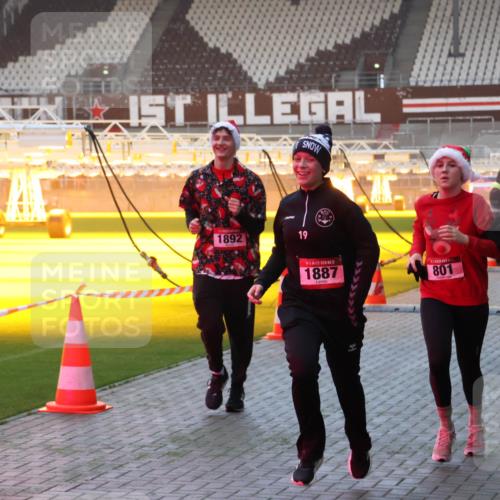 07.12.2025 - St. Pauli X-Mass-Run No. 15 Luisa Fischer http://msf.ph/oto/9377443 07.12.2025 10:01:25 Ziel 1892, 19, 15, 1887, 801, 780, 783, 801, 855, 1050, 1418, 1887, 1892, 1976, 2348, 2378, 2528, 3084 meine-sportfotos.de