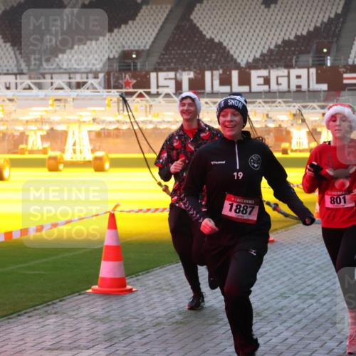 07.12.2025 - St. Pauli X-Mass-Run No. 15 Luisa Fischer http://msf.ph/oto/9377446 07.12.2025 10:01:25 Ziel 1, 19, 5, 1887, 801, 780, 783, 801, 855, 1050, 1418, 1887, 1892, 1976, 2348, 2378, 2528, 3084 meine-sportfotos.de