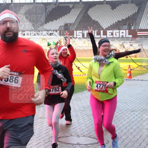 07.12.2025 - St. Pauli X-Mass-Run No. 15 Luisa Fischer http://msf.ph/oto/9377447 07.12.2025 10:26:25 Ziel 15, 586, 1782, 4775, 23, 50, 129, 211, 369, 374, 387, 398, 404, 422, 1069, 1227, 1538, 1561, 1581, 1586, 2041, 2104, 2106, 2149, 2191, 2215, 2680, 2896, 2922, 3698, 3699, 3742, 3779, 3805, 3910, 3918, 4044, 4093, 4162, 4164, 4202, 4300, 4301, 4372, 4373, 4492, 4501, 4775, 4782 meine-sportfotos.de