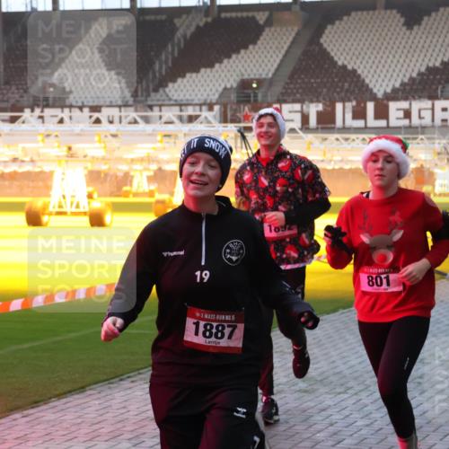 07.12.2025 - St. Pauli X-Mass-Run No. 15 Luisa Fischer http://msf.ph/oto/9377452 07.12.2025 10:01:26 Ziel 19, 1892, 15, 1887, 801, 780, 783, 801, 855, 1050, 1418, 1887, 1892, 1976, 2348, 2378, 2528, 3084 meine-sportfotos.de