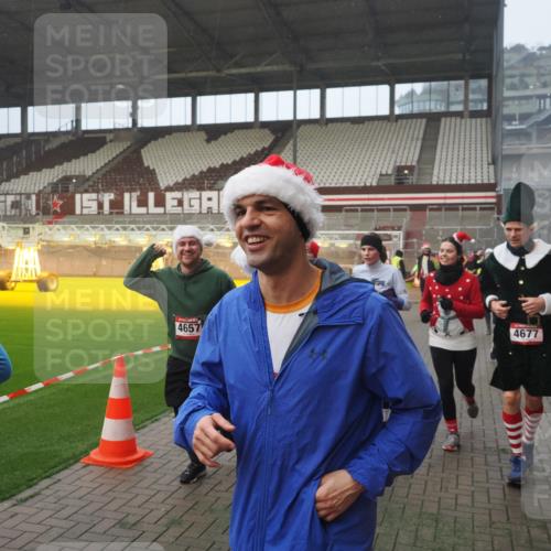 07.12.2025 - St. Pauli X-Mass-Run No. 15 Fabian Wolf http://msf.ph/oto/9377461 07.12.2025 10:06:18 Ziel 34, 127, 148, 187, 468, 893, 967, 969, 1119, 1788, 1832, 1937, 1946, 2894, 2968, 3093, 3196, 4246, 4251, 4657, 4665, 4670, 4672, 4676, 4677, 4736, 4739 meine-sportfotos.de