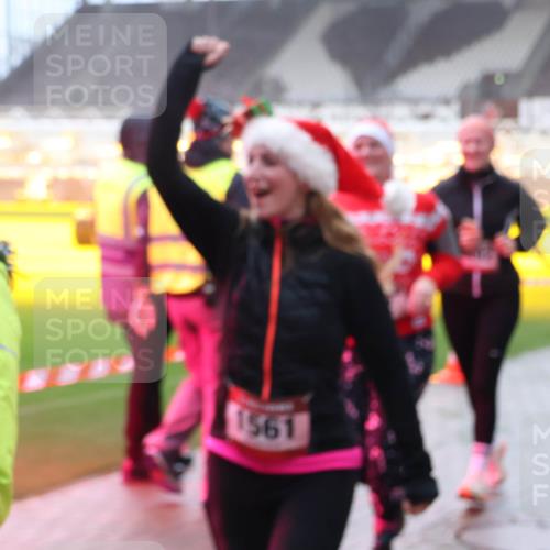 07.12.2025 - St. Pauli X-Mass-Run No. 15 Luisa Fischer http://msf.ph/oto/9377462 07.12.2025 10:26:27 Ziel 1561, 23, 28, 50, 129, 211, 368, 369, 374, 387, 398, 404, 422, 1069, 1227, 1538, 1561, 1581, 1586, 1639, 2041, 2104, 2106, 2149, 2191, 2215, 2896, 2922, 3698, 3699, 3742, 3779, 3805, 3910, 3918, 4044, 4093, 4162, 4164, 4202, 4300, 4301, 4372, 4373, 4492, 4501, 4529, 4532, 4775, 4782 meine-sportfotos.de
