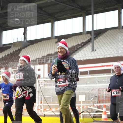 07.12.2025 - St. Pauli X-Mass-Run No. 15 Patografie http://msf.ph/oto/9377464 07.12.2025 10:08:30 Ziel 2247, 2248, 2650, 2746, 3495, 3759, 4205, 4232, 4234, 4451 meine-sportfotos.de