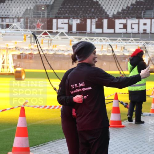 07.12.2025 - St. Pauli X-Mass-Run No. 15 Luisa Fischer http://msf.ph/oto/9377490 07.12.2025 10:26:59 Ziel 5010, 23, 28, 368, 1396, 1638, 1639, 2068, 2518, 2648, 2649, 2922, 3698, 3699, 3771, 3787, 3792, 3828, 4044, 4093, 4185, 4384, 4448, 4460, 4461, 4469, 4481, 4506, 4512, 4529, 4532, 4699, 4703, 4705, 4709, 5010 meine-sportfotos.de