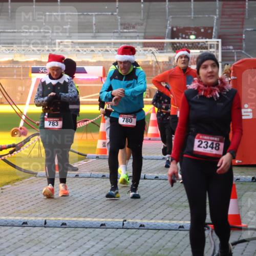 07.12.2025 - St. Pauli X-Mass-Run No. 15 Luisa Fischer http://msf.ph/oto/9377510 07.12.2025 10:01:42 Ziel 780, 783, 2348, 118, 393, 780, 783, 801, 804, 1050, 1124, 1294, 1760, 1887, 1892, 2378, 2528, 3187, 3878 meine-sportfotos.de
