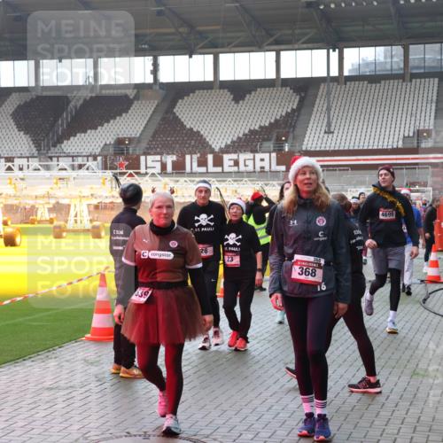 07.12.2025 - St. Pauli X-Mass-Run No. 15 Luisa Fischer http://msf.ph/oto/9377528 07.12.2025 10:27:12 Ziel 28, 23, 039, 368, 368, 4699, 23, 28, 159, 368, 1396, 1468, 1472, 1638, 1639, 2068, 2518, 2648, 2649, 2922, 3698, 3699, 3720, 3771, 3787, 3792, 3828, 4093, 4185, 4334, 4353, 4384, 4448, 4460, 4461, 4469, 4481, 4506, 4512, 4529, 4532, 4699, 4703, 4705, 4709, 5010 meine-sportfotos.de