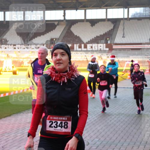 07.12.2025 - St. Pauli X-Mass-Run No. 15 Luisa Fischer http://msf.ph/oto/9377557 07.12.2025 10:01:51 Ziel 3, 3187, 15, 2348, 864, 118, 393, 780, 783, 801, 804, 959, 1124, 1294, 1724, 1760, 1859, 1887, 1892, 2167, 2378, 2528, 2681, 3187, 3580, 3582, 3629, 3878 meine-sportfotos.de