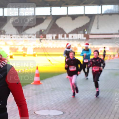07.12.2025 - St. Pauli X-Mass-Run No. 15 Luisa Fischer http://msf.ph/oto/9377561 07.12.2025 10:01:51 Ziel 15, 118, 393, 780, 783, 801, 804, 959, 1124, 1294, 1724, 1760, 1859, 1887, 1892, 2167, 2378, 2528, 2681, 3187, 3580, 3582, 3629, 3878 meine-sportfotos.de