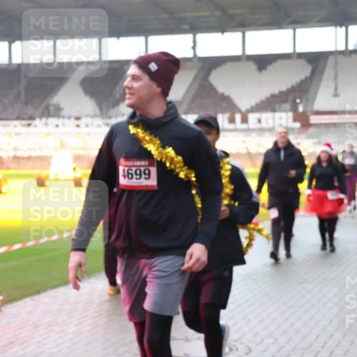07.12.2025 - St. Pauli X-Mass-Run No. 15 Luisa Fischer http://msf.ph/oto/9377566 07.12.2025 10:27:16 Ziel 4699, 159, 1396, 1468, 1472, 1638, 2068, 2518, 2648, 2649, 3720, 3771, 3787, 3792, 3828, 4185, 4334, 4353, 4384, 4448, 4460, 4461, 4469, 4481, 4506, 4512, 4699, 4703, 4705, 4709, 5010 meine-sportfotos.de