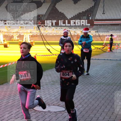 07.12.2025 - St. Pauli X-Mass-Run No. 15 Luisa Fischer http://msf.ph/oto/9377568 07.12.2025 10:01:53 Ziel 78, 780, 1, 15, 3187, 804, 118, 393, 780, 783, 801, 804, 959, 1124, 1294, 1724, 1760, 1859, 1887, 1892, 2167, 2378, 2528, 2681, 3187, 3580, 3582, 3629, 3878 meine-sportfotos.de