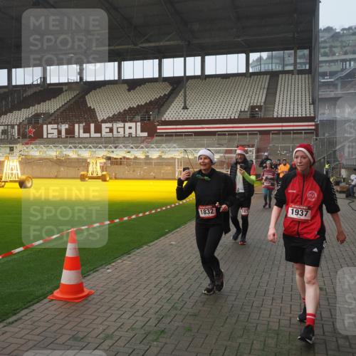 07.12.2025 - St. Pauli X-Mass-Run No. 15 Fabian Wolf http://msf.ph/oto/9377571 07.12.2025 10:06:22 Ziel 34, 127, 187, 893, 967, 969, 1119, 1369, 1479, 1480, 1832, 1937, 1946, 3534, 3535, 3536, 3537, 4657, 4665, 4670, 4672, 4676, 4677, 4736, 4739 meine-sportfotos.de