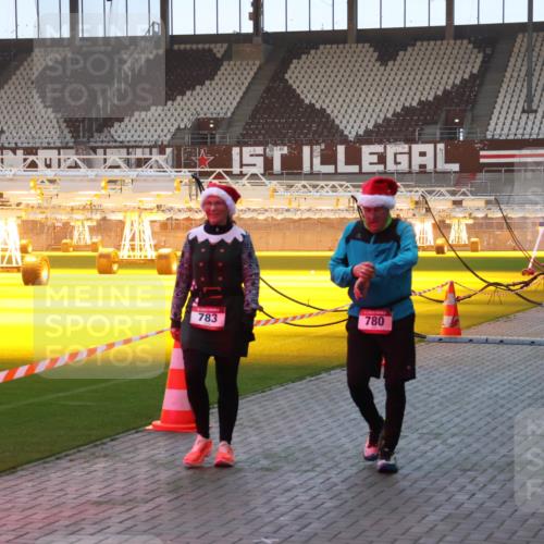 07.12.2025 - St. Pauli X-Mass-Run No. 15 Luisa Fischer http://msf.ph/oto/9377576 07.12.2025 10:01:55 Ziel 783, 780, 118, 393, 780, 783, 801, 804, 959, 1124, 1294, 1724, 1760, 1859, 1887, 1892, 2167, 2528, 2681, 3187, 3580, 3582, 3629, 3878 meine-sportfotos.de