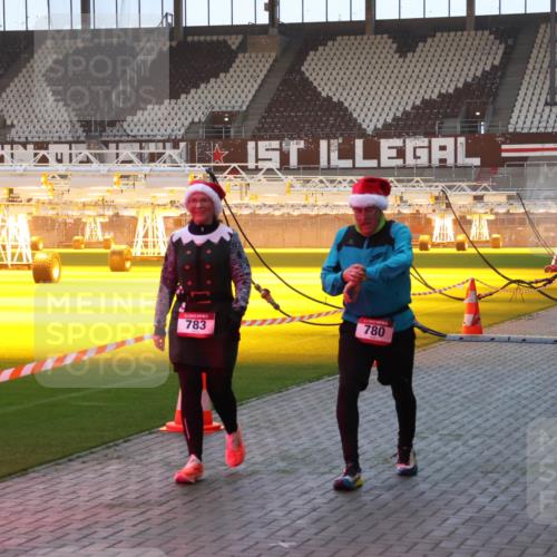 07.12.2025 - St. Pauli X-Mass-Run No. 15 Luisa Fischer http://msf.ph/oto/9377580 07.12.2025 10:01:55 Ziel 783, 780, 118, 393, 780, 783, 801, 804, 959, 1124, 1294, 1724, 1760, 1859, 1887, 1892, 2167, 2528, 2681, 3187, 3580, 3582, 3629, 3878 meine-sportfotos.de
