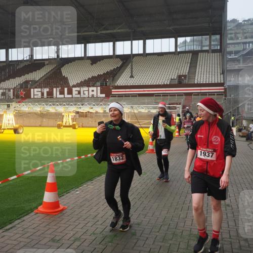 07.12.2025 - St. Pauli X-Mass-Run No. 15 Fabian Wolf http://msf.ph/oto/9377589 07.12.2025 10:06:23 Ziel 34, 127, 187, 893, 967, 969, 1119, 1369, 1479, 1480, 1832, 1937, 1946, 3213, 3232, 3534, 3535, 3536, 3537, 4657, 4665, 4670, 4672, 4676, 4677, 4736, 4739 meine-sportfotos.de