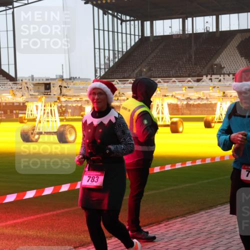 07.12.2025 - St. Pauli X-Mass-Run No. 15 Luisa Fischer http://msf.ph/oto/9377596 07.12.2025 10:01:58 Ziel 783, 15, 780, 118, 393, 780, 783, 801, 804, 959, 1124, 1294, 1724, 1760, 1859, 1887, 1892, 2167, 2528, 2681, 3187, 3580, 3582, 3629, 3878 meine-sportfotos.de