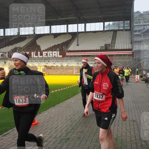 07.12.2025 - St. Pauli X-Mass-Run No. 15 Fabian Wolf http://msf.ph/oto/9377609 07.12.2025 10:06:23 Ziel 34, 127, 187, 893, 967, 969, 1119, 1369, 1479, 1480, 1832, 1937, 1946, 3213, 3232, 3534, 3535, 3536, 3537, 4657, 4665, 4670, 4672, 4676, 4677, 4736, 4739 meine-sportfotos.de