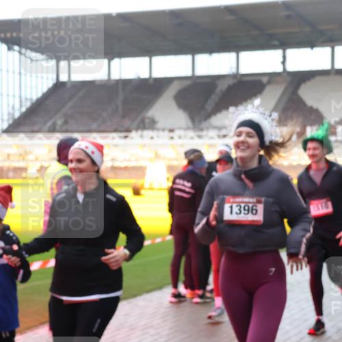 07.12.2025 - St. Pauli X-Mass-Run No. 15 Luisa Fischer http://msf.ph/oto/9377610 07.12.2025 10:27:24 Ziel 12, 1396, 1510, 159, 1312, 1317, 1468, 1472, 1618, 3720, 3771, 3787, 3792, 3828, 4185, 4225, 4334, 4353, 4384, 4391, 4409, 4410, 4506, 4512, 4705 meine-sportfotos.de