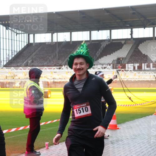 07.12.2025 - St. Pauli X-Mass-Run No. 15 Luisa Fischer http://msf.ph/oto/9377624 07.12.2025 10:27:26 Ziel 15, 1510, 3792, 4532, 159, 1312, 1317, 1468, 1472, 1618, 3720, 3771, 3787, 3792, 3828, 4185, 4225, 4334, 4353, 4384, 4391, 4409, 4410, 4705 meine-sportfotos.de