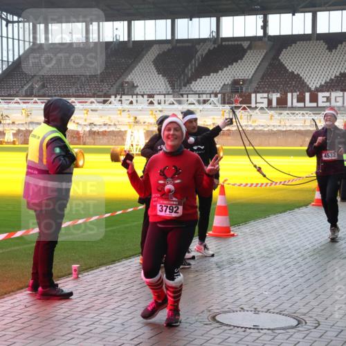 07.12.2025 - St. Pauli X-Mass-Run No. 15 Luisa Fischer http://msf.ph/oto/9377635 07.12.2025 10:27:28 Ziel 3792, 4532, 4529, 159, 1312, 1317, 1468, 1472, 1618, 3571, 3720, 3771, 3787, 3792, 3828, 4185, 4225, 4334, 4353, 4384, 4391, 4409, 4410, 4705 meine-sportfotos.de