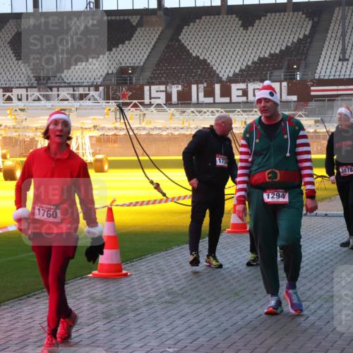 07.12.2025 - St. Pauli X-Mass-Run No. 15 Luisa Fischer http://msf.ph/oto/9377643 07.12.2025 10:02:24 Ziel 1760, 172, 1294, 3878, 804, 959, 1724, 1859, 1934, 2167, 2472, 2681, 3187, 3580, 3582, 3629, 3878, 3944 meine-sportfotos.de