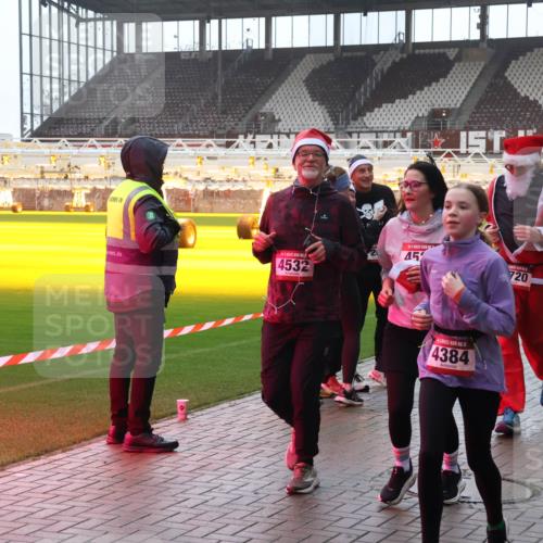 07.12.2025 - St. Pauli X-Mass-Run No. 15 Luisa Fischer http://msf.ph/oto/9377653 07.12.2025 10:27:31 Ziel 45, 720, 4532, 15, 4384, 159, 1312, 1317, 1468, 1472, 1618, 3571, 3714, 3715, 3720, 3771, 3787, 3792, 3828, 4185, 4225, 4334, 4353, 4384, 4391, 4409, 4410, 4705 meine-sportfotos.de