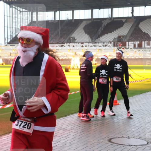 07.12.2025 - St. Pauli X-Mass-Run No. 15 Luisa Fischer http://msf.ph/oto/9377666 07.12.2025 10:27:33 Ziel 15, 3720, 23, 28, 159, 1312, 1317, 1468, 1472, 1618, 3571, 3714, 3715, 3720, 3722, 3771, 3787, 3792, 3828, 4185, 4225, 4334, 4353, 4384, 4391, 4409, 4410, 4435, 4705 meine-sportfotos.de