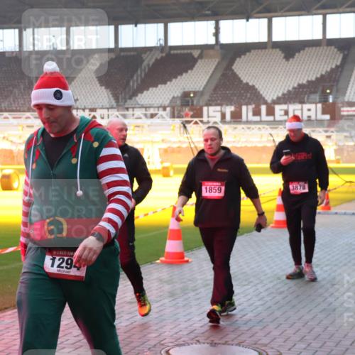 07.12.2025 - St. Pauli X-Mass-Run No. 15 Luisa Fischer http://msf.ph/oto/9377667 07.12.2025 10:02:28 Ziel 1294, 1859, 3878, 959, 1724, 1859, 1934, 2167, 2472, 2681, 2923, 3580, 3582, 3629, 3944 meine-sportfotos.de