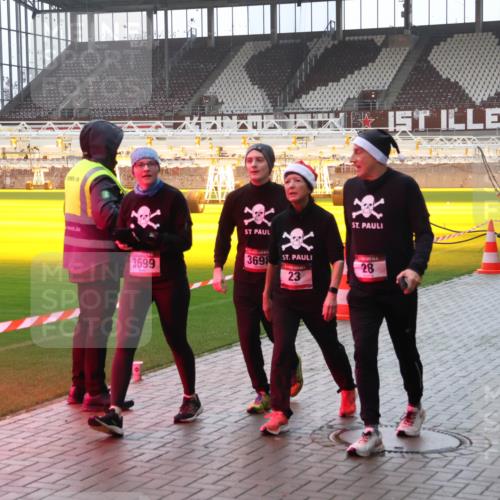 07.12.2025 - St. Pauli X-Mass-Run No. 15 Luisa Fischer http://msf.ph/oto/9377676 07.12.2025 10:27:36 Ziel 3699, 3698, 23, 77, 28, 159, 1312, 1317, 1468, 1472, 1618, 3571, 3714, 3715, 3720, 3722, 3723, 3771, 3787, 3793, 3828, 4185, 4225, 4334, 4353, 4384, 4391, 4409, 4410, 4435, 4705 meine-sportfotos.de