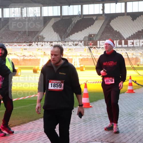 07.12.2025 - St. Pauli X-Mass-Run No. 15 Luisa Fischer http://msf.ph/oto/9377680 07.12.2025 10:02:30 Ziel 15, 1724, 3878, 15, 1859, 63, 304, 959, 1724, 1859, 1934, 2167, 2472, 2681, 2923, 3580, 3582, 3629, 3944 meine-sportfotos.de