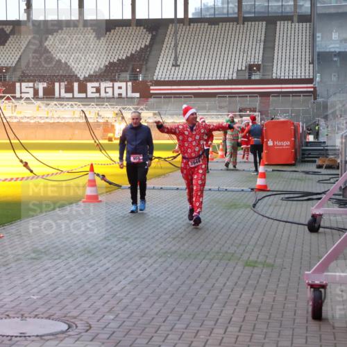 07.12.2025 - St. Pauli X-Mass-Run No. 15 Luisa Fischer http://msf.ph/oto/9377687 07.12.2025 10:02:37 Ziel 959, 63, 304, 959, 1105, 1828, 1829, 1934, 2167, 2472, 2604, 2923, 3944 meine-sportfotos.de