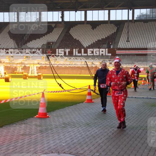 07.12.2025 - St. Pauli X-Mass-Run No. 15 Luisa Fischer http://msf.ph/oto/9377691 07.12.2025 10:02:39 Ziel 959, 3944, 2472, 63, 304, 1105, 1828, 1829, 1934, 2472, 2604, 2923, 3944 meine-sportfotos.de