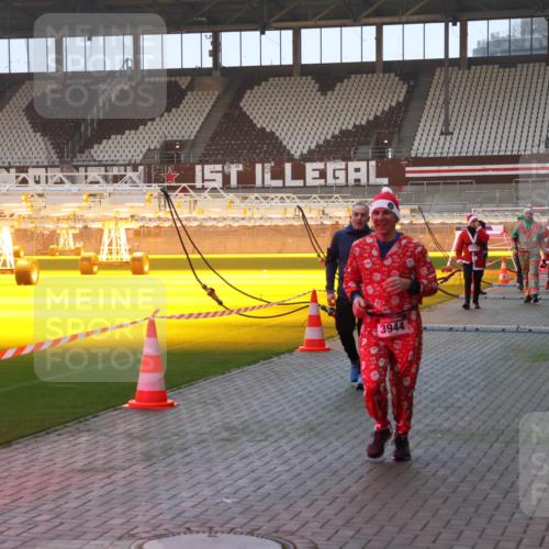 07.12.2025 - St. Pauli X-Mass-Run No. 15 Luisa Fischer http://msf.ph/oto/9377695 07.12.2025 10:02:39 Ziel 3944, 2472, 63, 304, 1105, 1828, 1829, 1934, 2472, 2604, 2923, 3944 meine-sportfotos.de