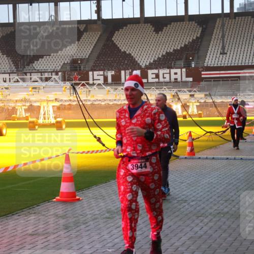 07.12.2025 - St. Pauli X-Mass-Run No. 15 Luisa Fischer http://msf.ph/oto/9377697 07.12.2025 10:02:40 Ziel 1360, 3944, 2472, 63, 304, 1105, 1828, 1829, 1934, 2472, 2604, 2923, 3944 meine-sportfotos.de