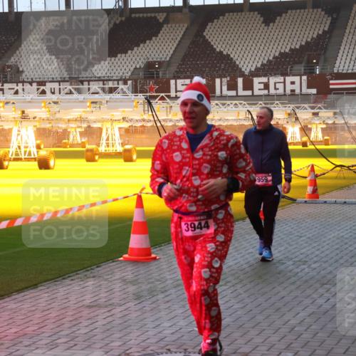 07.12.2025 - St. Pauli X-Mass-Run No. 15 Luisa Fischer http://msf.ph/oto/9377699 07.12.2025 10:02:40 Ziel 3944, 959, 2472, 63, 304, 1105, 1828, 1829, 1934, 2472, 2604, 2923, 3944 meine-sportfotos.de